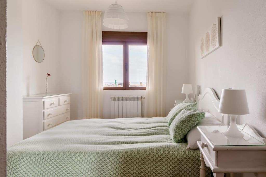 Casa De Las Flores - Apartamento Con Jardin Privado Frente A La Playa De Комилас Екстериор снимка